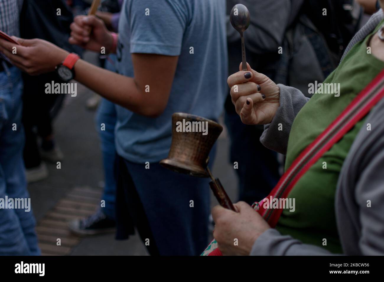 Un gruppo di manifestanti si riunisce in Plaza de Bolívar a Bogotá come rifiuto della riforma fiscale che viene discussa durante il governo dell'attuale presidente Ivan Duque. A Bogotá, Colombia, il 12 dicembre 2019 (Foto di Vanessa Gonzalez/NurPhoto) Foto Stock