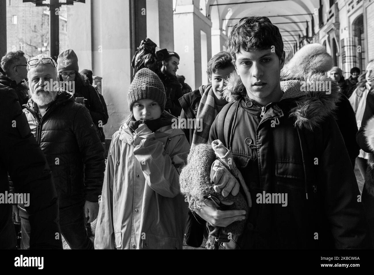 (NOTA DELL'EDITORE: L'immagine è stata convertita in bianco e nero) Greta Thunberg il 13 dicembre 2019 a Torino. L'attivista ambientale di 16 anni Greta Thunberg, appena eletto uomo dell'anno di Time Magazine, sulla via del ritorno da Madrid (dove sta accadendo il COP25) a Stoccolma ha deciso di partecipare al venerdì 50th per il futuro a Torino. (Foto di Mauro Ujetto/NurPhoto) Foto Stock