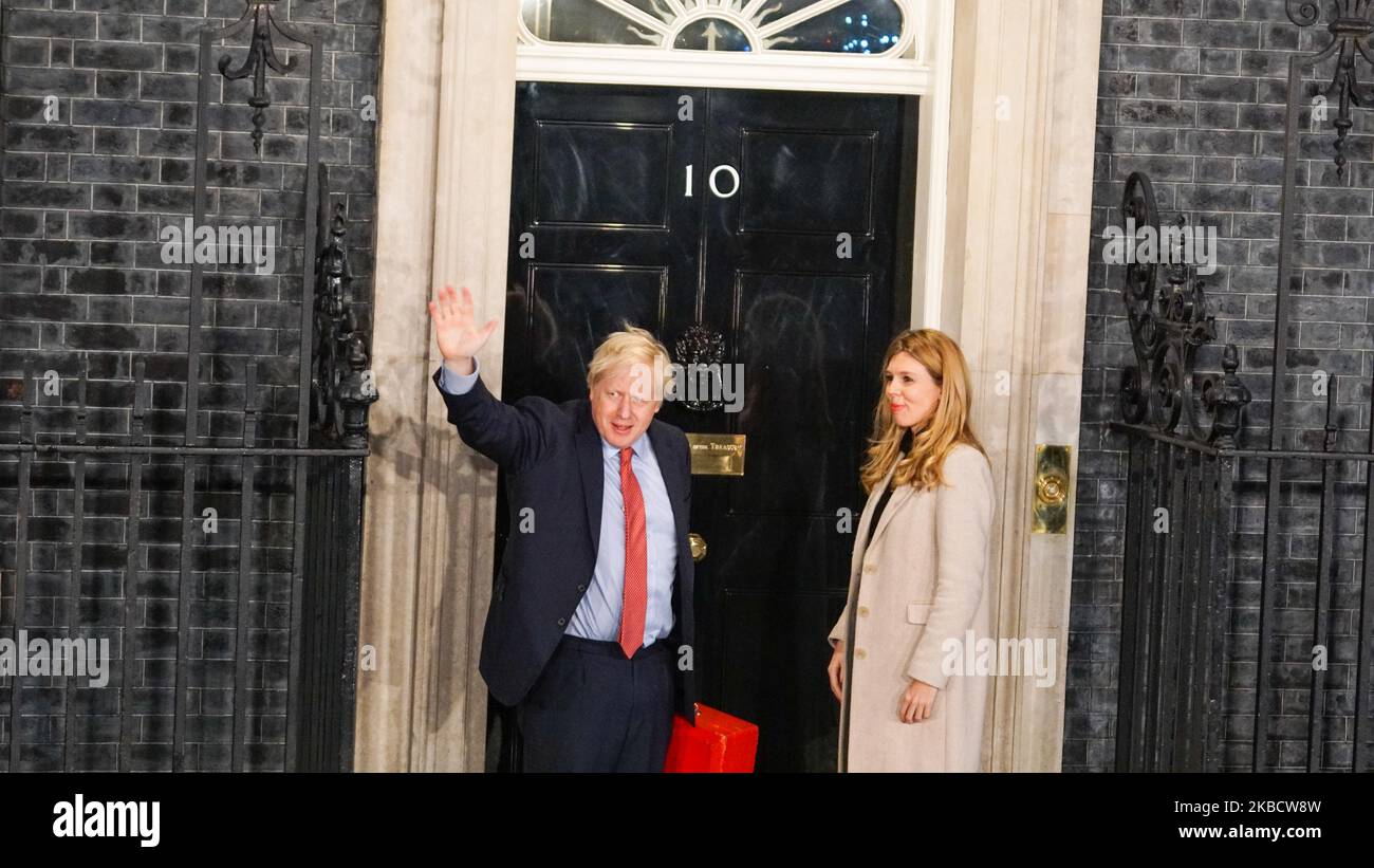 Il primo ministro Boris Johnson e il suo partner Carrie Symonds entrano in Downing Street mentre i conservatori celebrano una schiacciante vittoria elettorale il 13 dicembre 2019 a Londra, Inghilterra. (Foto di Giannis Alexopoulos/NurPhoto) Foto Stock