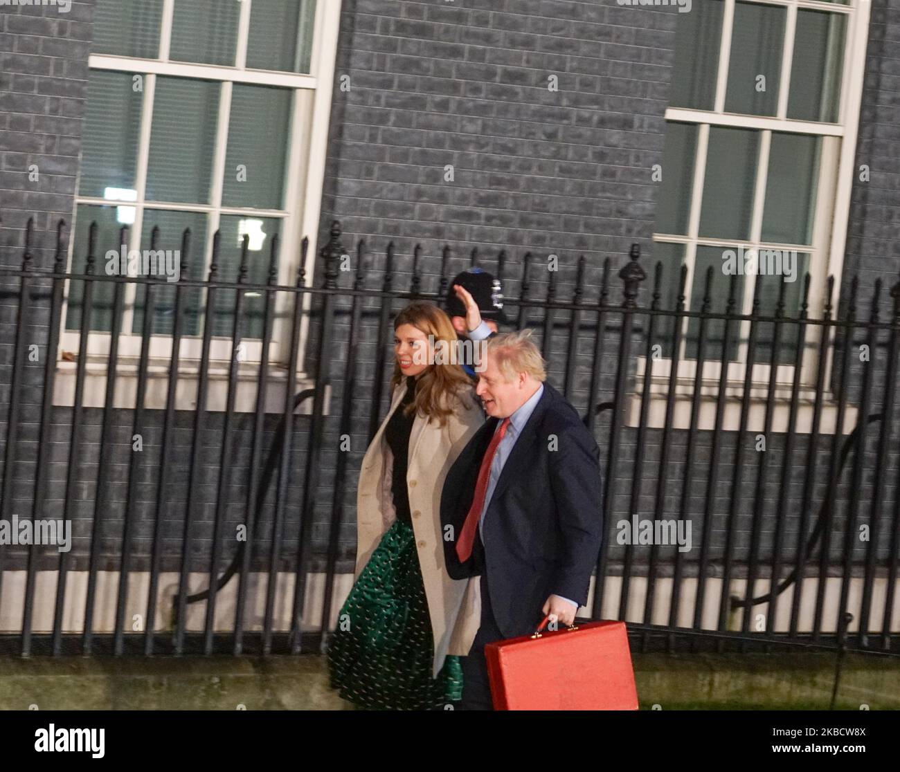 Il primo ministro Boris Johnson e il suo partner Carrie Symonds entrano in Downing Street mentre i conservatori celebrano una schiacciante vittoria elettorale il 13 dicembre 2019 a Londra, Inghilterra. (Foto di Giannis Alexopoulos/NurPhoto) Foto Stock
