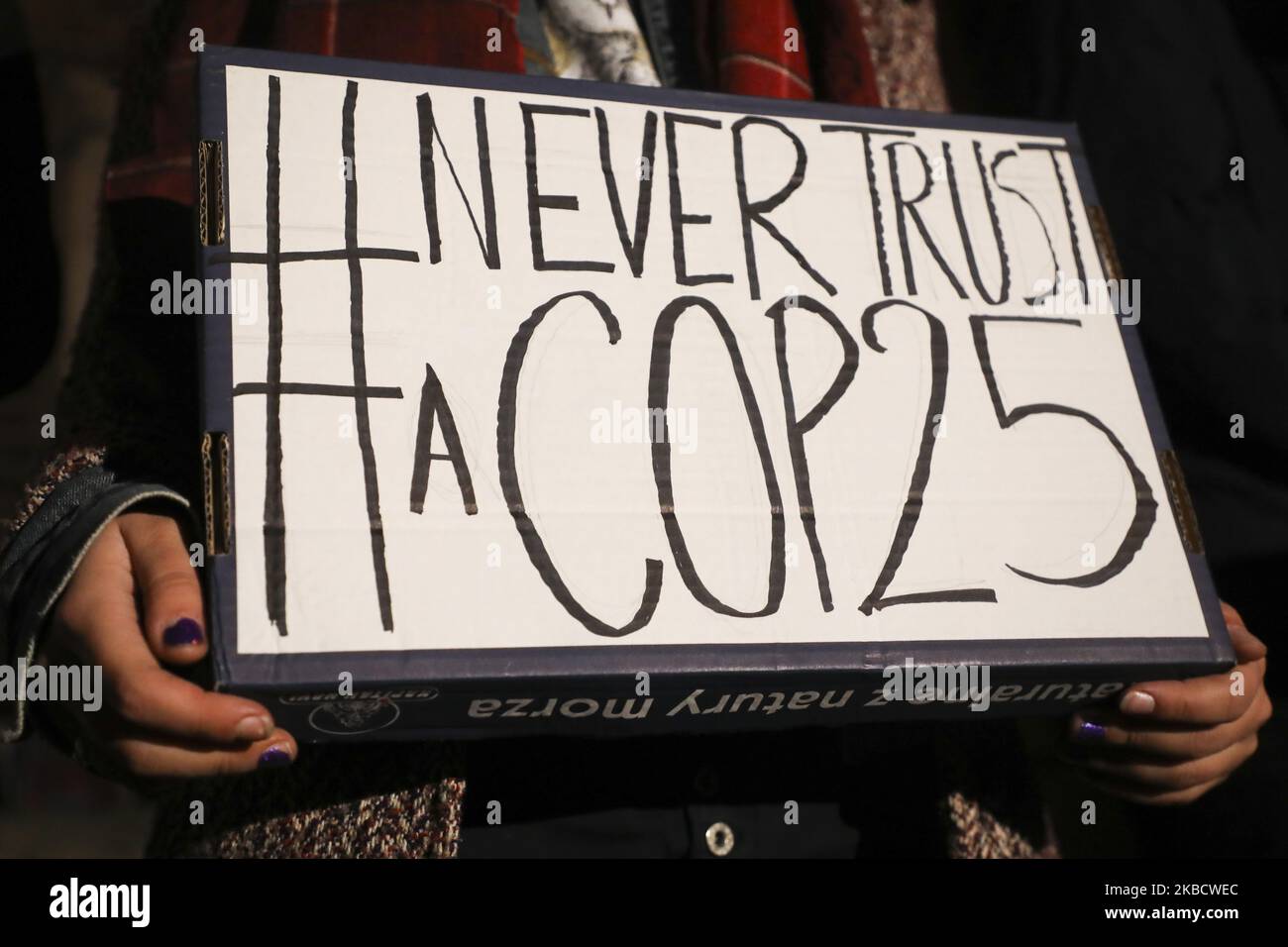 Il banner "NeverTrust a COP25" si terrà durante lo Sciopero Globale sul clima presso la piazza principale di Cracovia, in Polonia, il 13 dicembre 2019. Nel corso del vertice sul clima delle Nazioni Unite tenutosi a Madrid nel COP25, la Polonia, come unico paese, si è opposta agli impegni dell’UE di diventare la neutralità del carbonio entro il 2050. (Foto di Beata Zawrzel/NurPhoto) Foto Stock