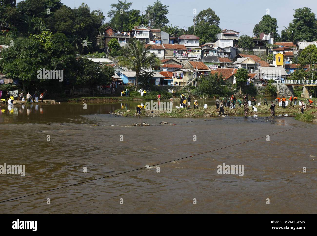 I volontari ambientali e la Regional Disaster Management Agency (BPBD) e l'esercito indonesiano (TNI) puliscono e raccolgono i rifiuti nel fiume Cisadane, Bogor, Java occidentale, il 14 dicembre 2019. Attività per ripulire i rifiuti nel flusso del fiume per anticipare le inondazioni disastri durante la stagione delle piogge. (Foto di Adriana Adie/NurPhoto) Foto Stock