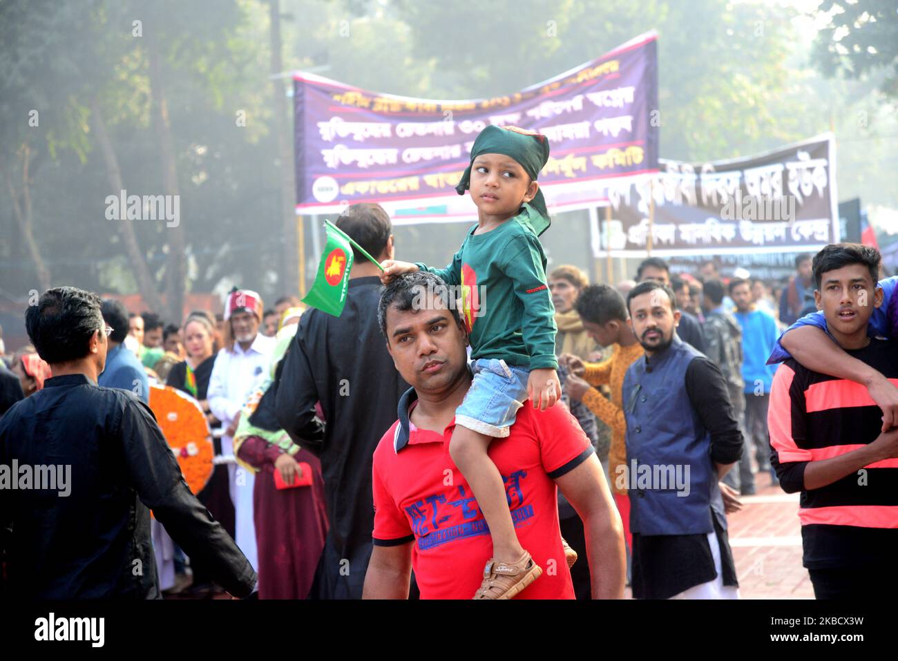 I popoli del Bangladesh rendono omaggio agli intellettuali martiri al Memoriale degli intellettuali martiri a Mirpur, a Dhaka, in Bangladesh, il 14 dicembre 2019. Assassinati dalle forze di occupazione pakistane e dai loro collaboratori locali negli ultimi giorni della guerra di liberazione del 1971. La nazione sta osservando la Giornata degli intellettuali martiri del dicembre 14, che paga tributi agli intellettuali uccisi sistematicamente dall'esercito di occupazione pakistano e dai loro collaboratori locali alla fine della guerra di liberazione del paese nel 1971. (Foto di Mamunur Rashid/NurPhoto) Foto Stock