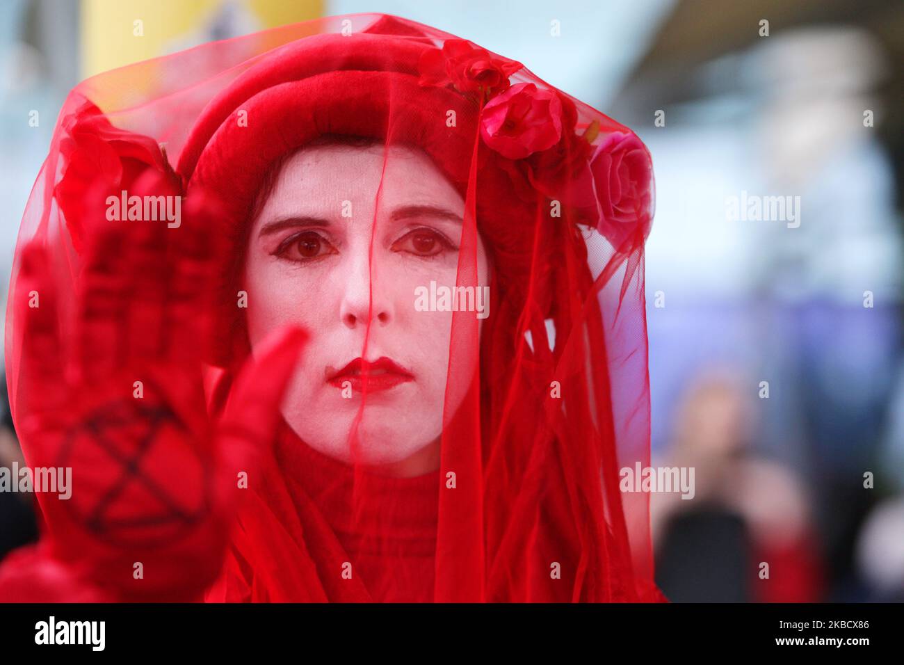 Estinto ribellioni attivisti ambientali si esibisce durante la protesta presso l'aeroporto di Schiphol il 14 dicembre 2019 ad Amsterdam, Paesi Bassi. I protettori ambientali di Greenpeace e della ribellione di estinzione hanno fatto una grande dimostrazione allo Schiphol contro l'espansione dell'aviazione e hanno lo scopo di richiamare l'attenzione su questi punti di vista in modo positivo, come la limitazione dell'uso di combustibili fossili e la necessità di ridurre l'aviazione. (Foto di Paulo Amorim/NurPhoto) Foto Stock