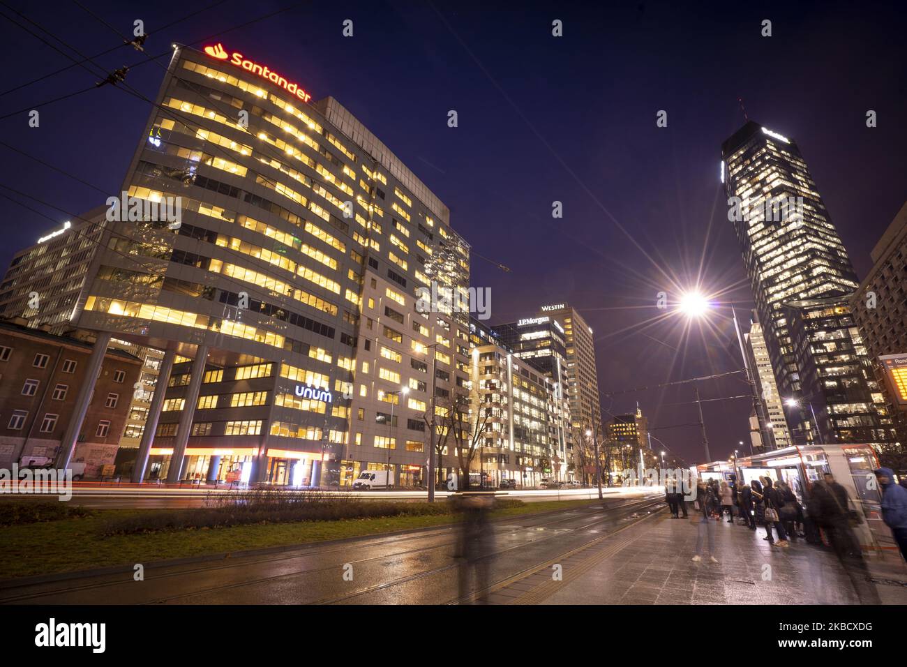 Il 13 dicembre 2019 il traffico è visto sul Rondo ONZ nel centro di Varsavia, Polonia. La Polonia è l'unico paese che non partecipa all'obiettivo UE sul clima fissato per il 2050. Venerdì scorso, il leader della CE Ursual von Der Leyen ha portato a termine un piano di investimento di 100 miliardi di euro per le emissioni nette zero di gas a effetto serra entro la metà del secolo per tutte le 27 nazioni tranne la Polonia, che si basa ancora sul carbone per il 80% della sua fornitura di energia (Foto di Jaap Arriens/NurPhoto) Foto Stock