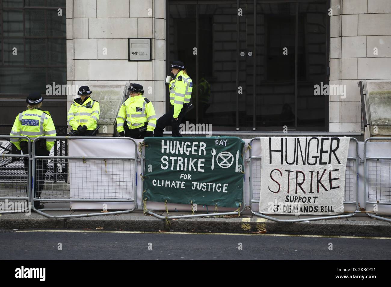 Le guardie di polizia si trovano accanto allo sciopero della fame per la protesta contro la giustizia climatica a Londra, Regno Unito, il 11 dicembre 2019. (Foto di Beata Zawrzel/NurPhoto) Foto Stock