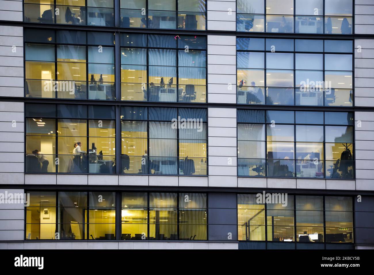 Gli impiegati sono visti all'interno di uno degli edifici commerciali intorno alla zona della città a Londra, Regno Unito il 11 dicembre 2019. (Foto di Beata Zawrzel/NurPhoto) Foto Stock
