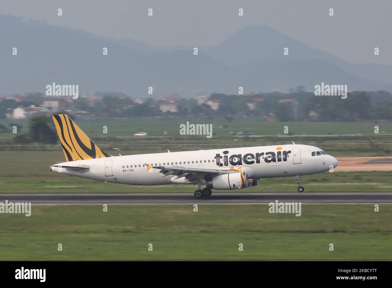 Tigerair Airbus A320 aereo con registrazione 9V-TAV come visto all'atterraggio finale di avvicinamento alla capitale del Vietnam, noi Bai International Airport HAN VVNB. Tiger Airways / TR / TGW / GO CAT, è stata una compagnia aerea a basso costo con sede a Singapore che è stata fusa con Scoot il 2017 luglio. (Foto di Nicolas Economou/NurPhoto) Foto Stock