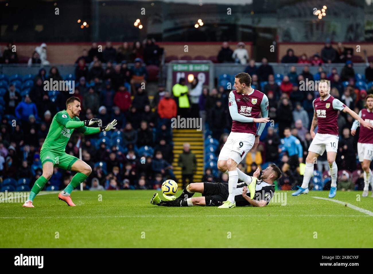 Burnley inoltra Chris Wood e il difensore del Newcastle United Paul Dummett durante la partita della Premier League tra Burnley e Newcastle United a Turf Moor, Burnley sabato 14th dicembre 2019. (Credit: Andy Whitehead | MI News) Foto Stock