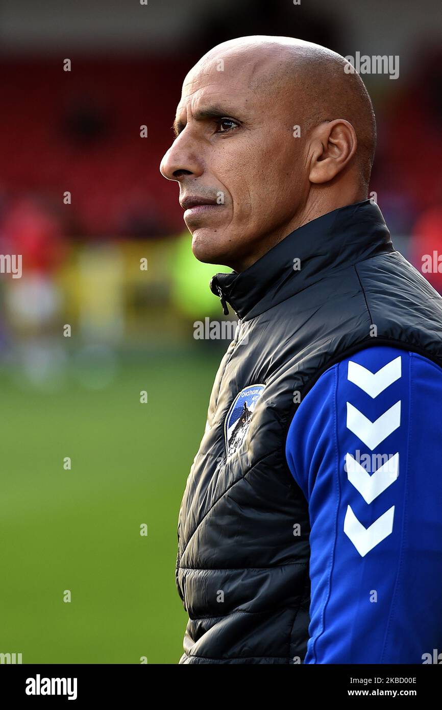 Dino Maamria (manager) di Oldham Athletic in azione durante la partita della Sky Bet League 2 tra Swindon Town e Oldham Athletic presso il County Ground di Swindon sabato 14th dicembre 2019. (Foto di Eddie Garvey/MI News/NurPhoto) Foto Stock