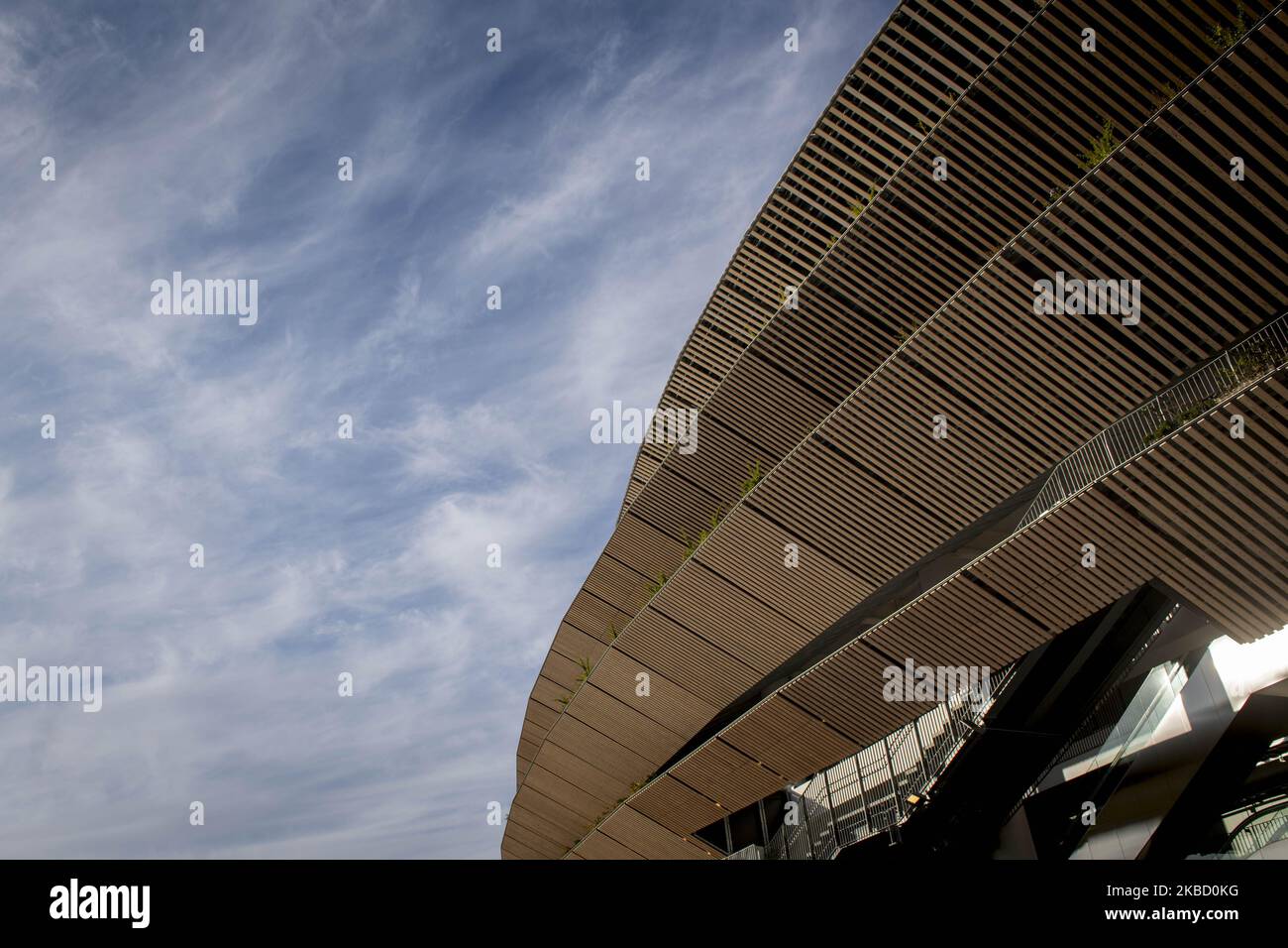 Il New National Stadium, lo stadio principale delle Olimpiadi e delle Paraolimpiadi di Tokyo 2020, dopo la cerimonia di completamento della costruzione a Tokyo, Giappone, il 15 dicembre 2019. (Foto di Alessandro di Ciommo/NurPhoto) Foto Stock