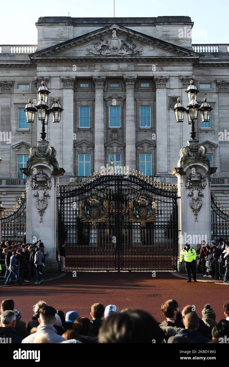 Buckingham Palace durante la cerimonia del Cambio della Guardia a Londra, in Gran Bretagna, il 11 dicembre 2019. (Foto di Jakub Porzycki/NurPhoto) Foto Stock