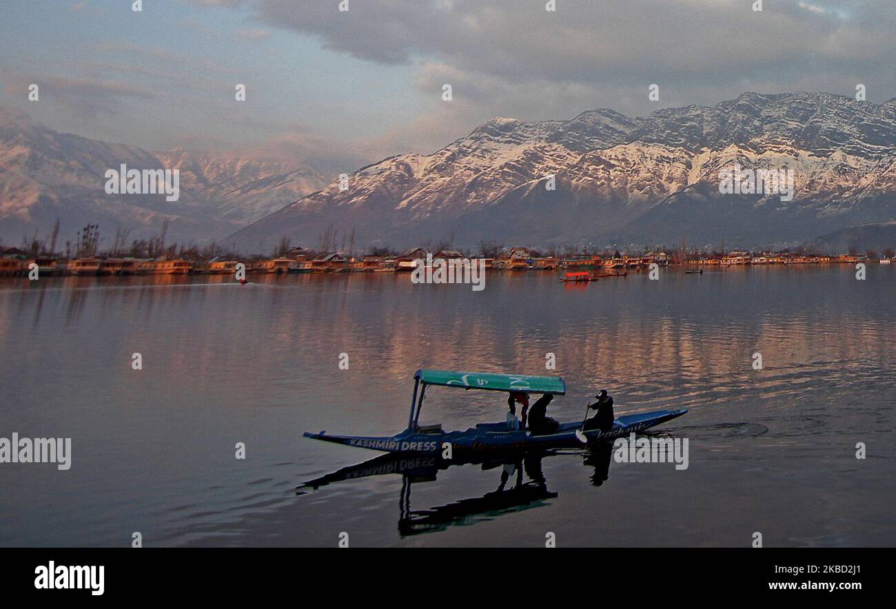 Una vista del famoso Lago dal con montagne innevate sullo sfondo come Srinagar testimoni il tempo soleggiato il 16 dicembre 2019. Le operazioni di volo all'Aeroporto di Srinagar sono riprese dopo essere rimasti sospesi per più di sei giorni come la neve pesante ha colpito Kashmir. (Foto di Faisal Khan/NurPhoto) Foto Stock