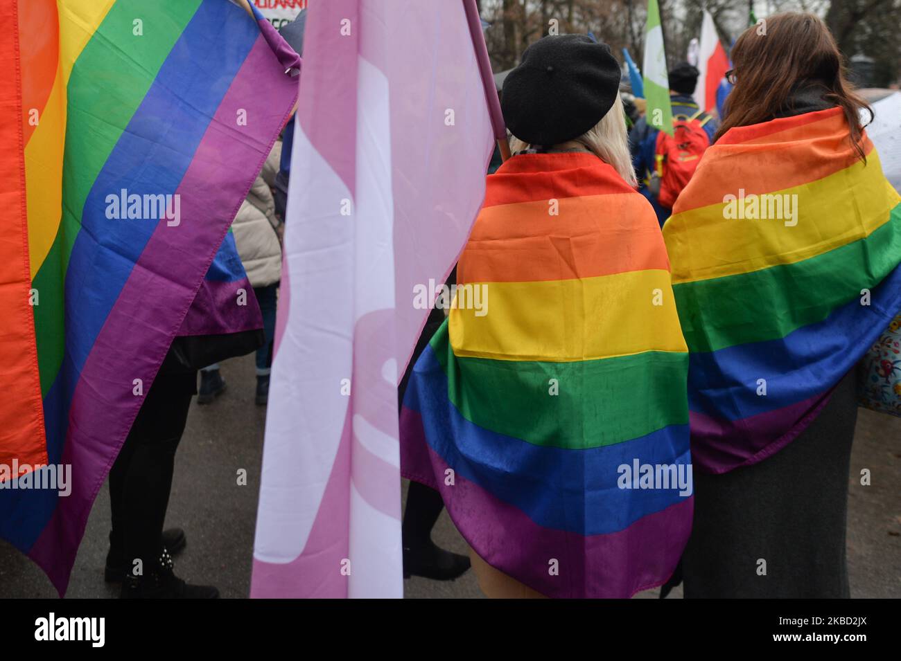 Membri dell'opposizione polacca e attivisti LGBT durante un'altra protesta anti-governativa nel centro di Cracovia. Oltre un centinaio di persone, principalmente membri del Comitato per la Difesa della democrazia di Cracovia (polacco: KOD) e altri attivisti, hanno attraversato la Città Vecchia di Cracovia durante la protesta "Polonia per tutti - il fascismo non è patriottismo", causando principalmente una sorpresa e un turbamento di centinaia di acquirenti e turisti natalizi. Domenica 15 dicembre 2019 a Cracovia, Polonia. (Foto di Artur Widak/NurPhoto) Foto Stock