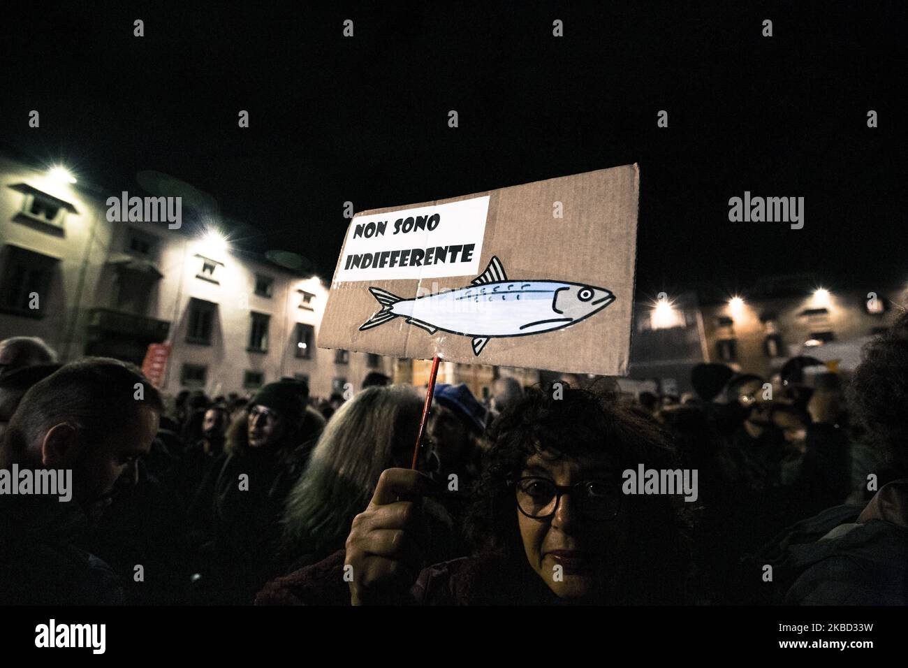 Migliaia di manifestanti partecipano al rally del movimento delle sardine a Pisa il 15 dicembre 2019. Il movimento sardino è un movimento anti-Lega che protesta contro la politica di odio del leader del partito italiano della Lega di estrema destra (Lega) Matteo Salvini. (Foto di Enrico Mattia del Punta/NurPhoto) Foto Stock
