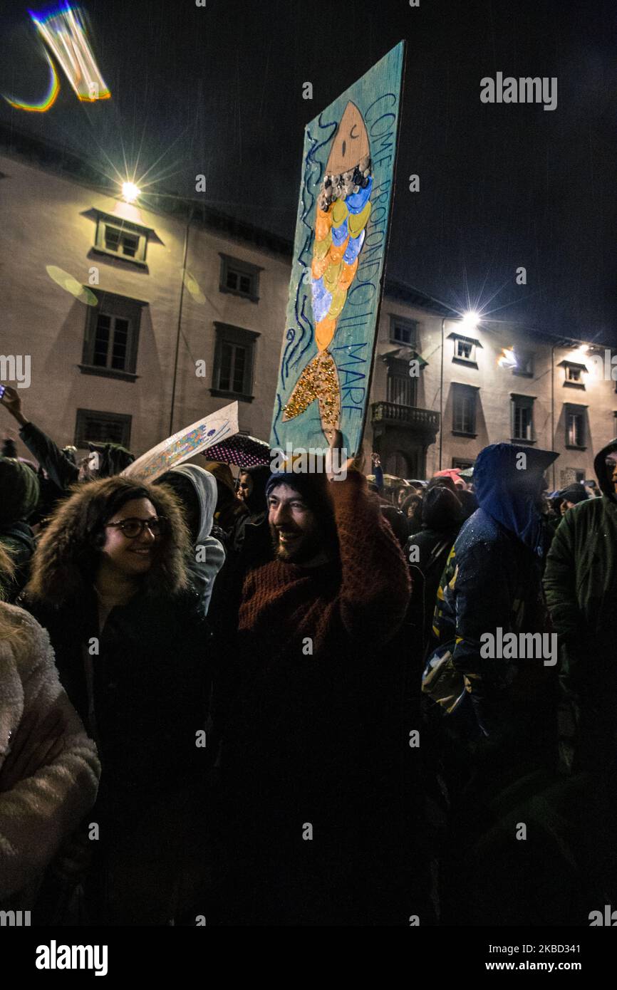 Migliaia di manifestanti partecipano al rally del movimento delle sardine a Pisa il 15 dicembre 2019. Il movimento sardino è un movimento anti-Lega che protesta contro la politica di odio del leader del partito italiano della Lega di estrema destra (Lega) Matteo Salvini. (Foto di Enrico Mattia del Punta/NurPhoto) Foto Stock