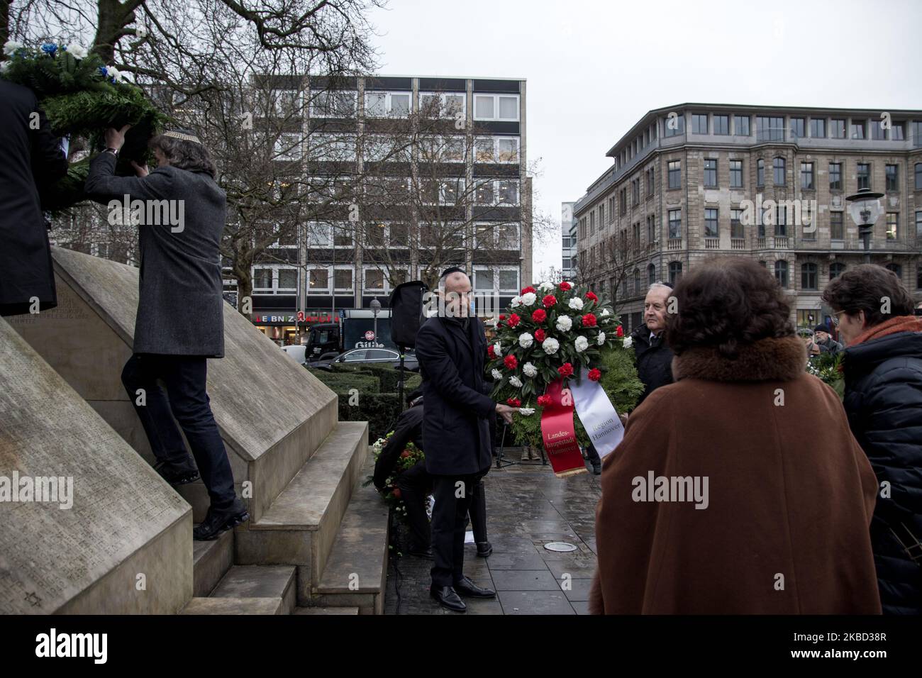 Il sindaco di Hannover, Belit Onay, ricordo le vittime del nazionalsocialismo. Prima del memoriale per gli ebrei assassinati ad Hannover, le vittime del nazionalsocialismo sono state commemorate il 16 dicembre 2019 ad Hannover. Il monumento commemorativo, situato in posizione centrale, commemora gli oltre 6.800 ebrei deportati da Hannover. Solo pochi sopravvissero alla Shoah. (Foto di Peter Niedung/NurPhoto) Foto Stock