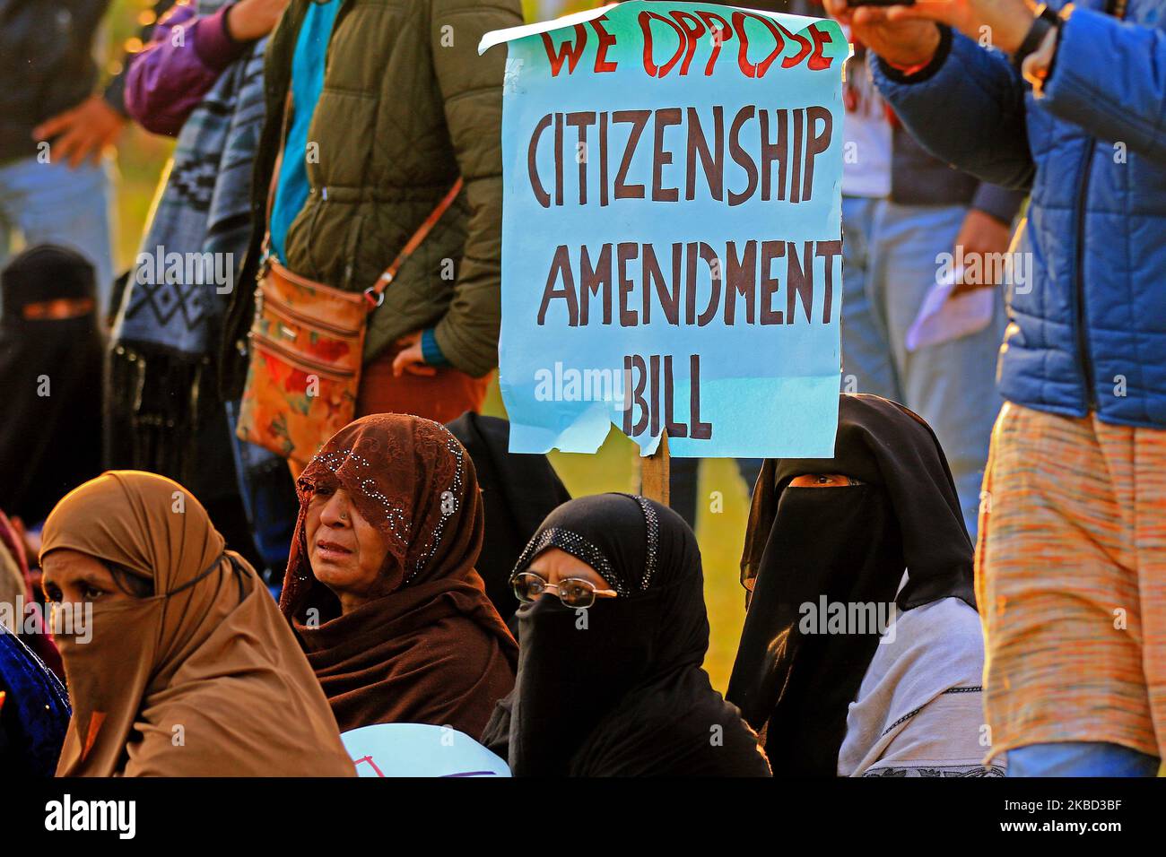 Studenti e locali fase una protesta per esprimere la solidarietà con Aligarh Muslim University e Jamia Millia Islamia studenti che agitano sulla cittadinanza Amendment Act, presso il Circolo Gandhi a Jaipur, Rajasthan, India, 16 dicembre 2019. (Foto di Vishal Bhatnagar/NurPhoto) Foto Stock