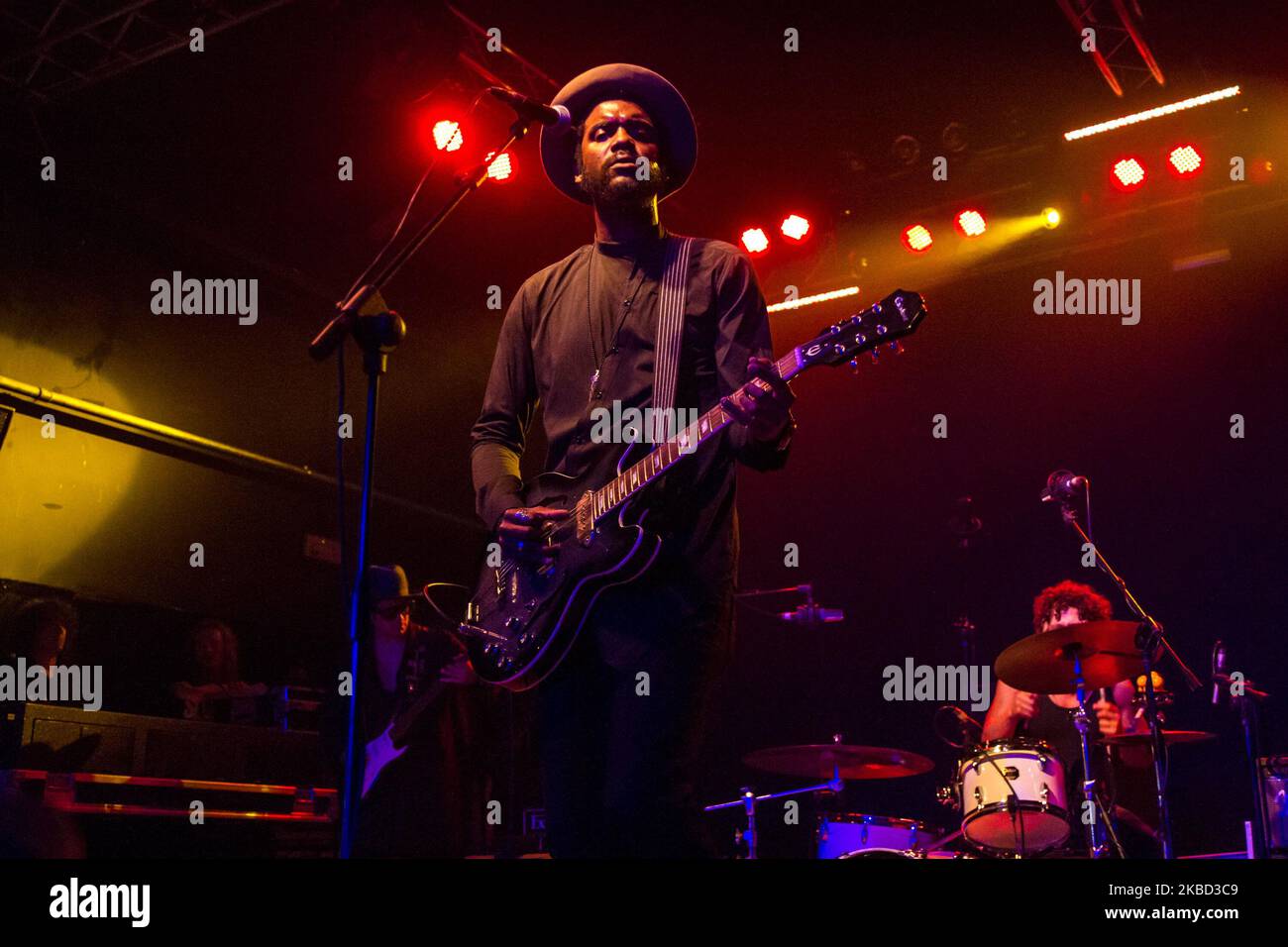 Gary Clark Jr. Suona dal vivo a Milano il 23 2014 maggio. Gary Clark Jr. È un musicista americano di Austin, Texas, è più conosciuto per la sua fusione di musica blues, rock e soul con elementi di hip hop. Ha condiviso il palco con Eric Clapton, Tom Petty e The Heartbreakers, B.B. King and the Rolling Stones e nel 2014 Clark ha ricevuto un Grammy per la migliore performance R&B tradizionale per la canzone “Please come Home” (Photo by Mairo Cinquetti/NurPhoto) Foto Stock