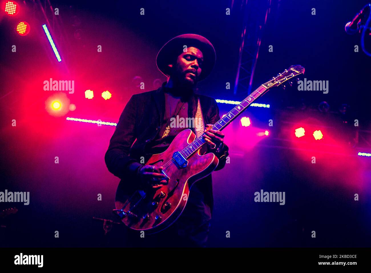 Gary Clark Jr. Suona dal vivo a Milano il 23 2014 maggio. Gary Clark Jr. È un musicista americano di Austin, Texas, è più conosciuto per la sua fusione di musica blues, rock e soul con elementi di hip hop. Ha condiviso il palco con Eric Clapton, Tom Petty e The Heartbreakers, B.B. King and the Rolling Stones e nel 2014 Clark ha ricevuto un Grammy per la migliore performance R&B tradizionale per la canzone “Please come Home” (Photo by Mairo Cinquetti/NurPhoto) Foto Stock