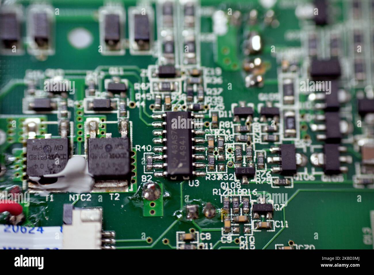Cairo, Egitto, ottobre 13 2022: Una scheda a circuito stampato PCB, scheda a circuito stampato PWB, un mezzo utilizzato nell'ingegneria elettrica ed elettronica per il collegamento Foto Stock