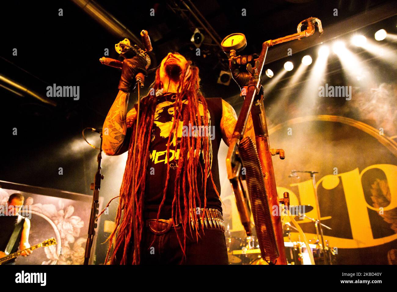 Tomi Joutsen di Amorphis suona dal vivo al Mediolanum Forum di Milano