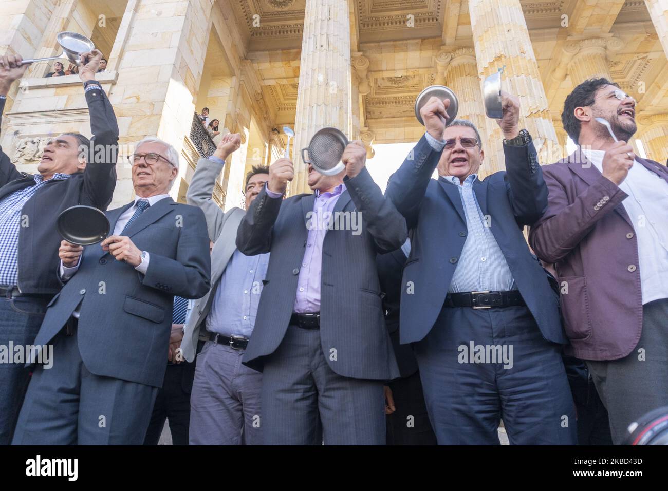 I membri del Congresso dell'opposizione si sono recati in Plaza de Bolivar a Bogotà per unirsi al cacerolazo contro la riforma fiscale presentata dal governo di Ivan Duque, il presidente della Colombia a Bogotà, Colombia, il 16 dicembre 2019. Il cacerolazo era accompagnato dal progressista politico colombiano Gustavo Petro e dal senatore della Repubblica di Colombia, Ivan Cepeda. (Foto di Daniel Garzon Herazo/NurPhoto) Foto Stock