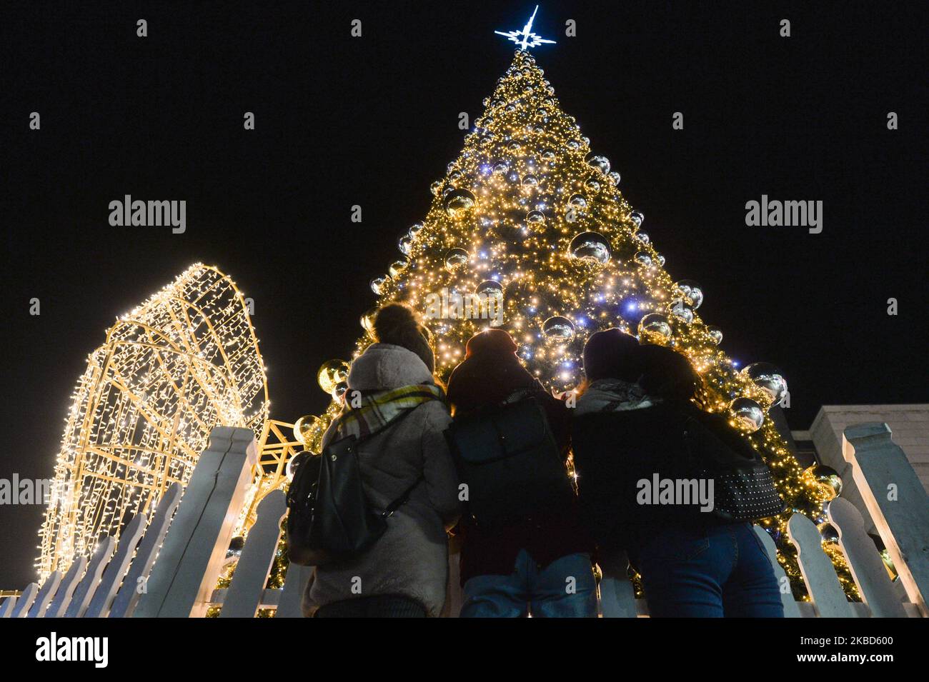 Una vista dell'albero di Natale fuori dalla stazione ferroviaria principale di Cracovia e dal centro commerciale Galeria Krakowska. Lunedì 16 dicembre 2019, a Cracovia, Malopolskie Voivodato, Polonia. (Foto di Artur Widak/NurPhoto) Foto Stock