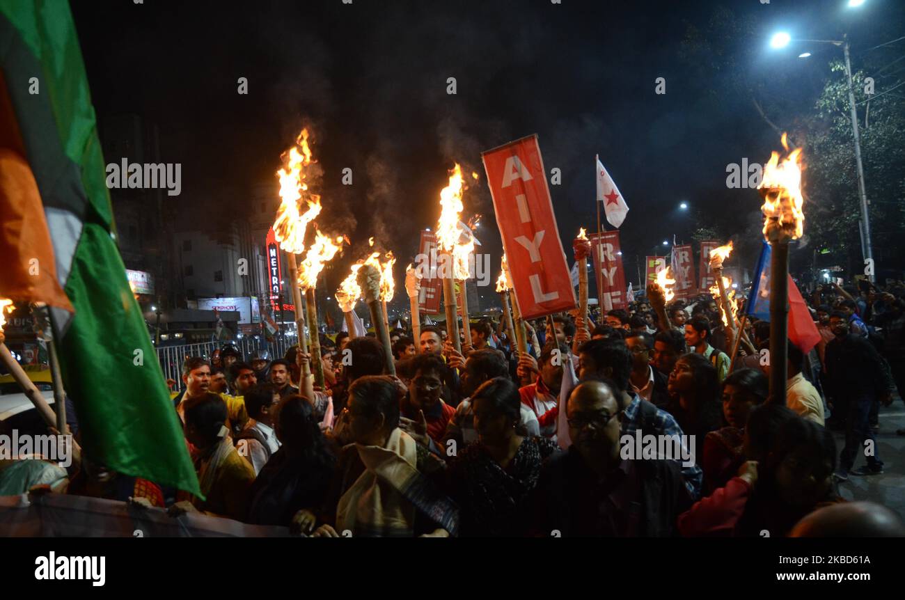 Attivisti di varie organizzazioni studentesche di sinistra hanno partecipato a un rally di fiaccole per protestare contro la legge sulla cittadinanza (CAA) del governo indiano a Kolkata, in India, martedì 17th dicembre 2019. (Foto di Sonali Pal Chaudhury/NurPhoto) Foto Stock