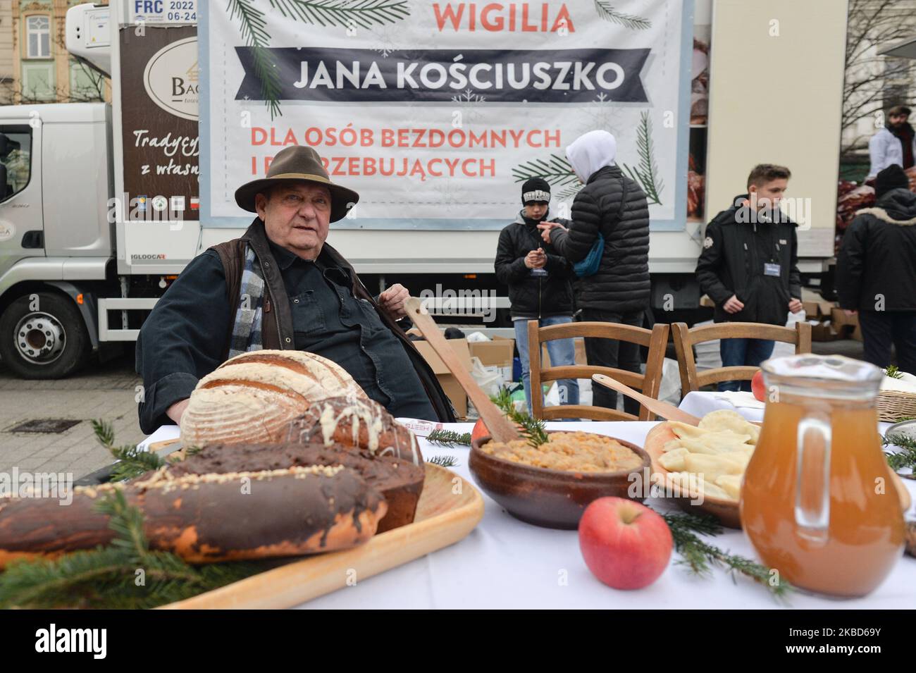 Il leggendario pastorizzatore Jan Kosciuszko, sponsor principale e organizzatore della "vigilia di Natale - consegna di cibo di Natale" per senzatetto e persone bisognose, un evento di beneficenza nella piazza del mercato principale di Cracovia. Domenica 15 dicembre 2019, a Cracovia, Malopolskie Voivodato, Polonia. (Foto di Artur Widak/NurPhoto) Foto Stock