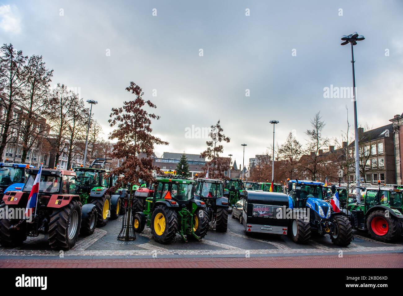 Centinaia di trattori sono parcheggiati davanti all'ufficio del governo provinciale, ad Arnhem durante una protesta contadina, il 18th dicembre 2019. (Foto di Romy Arroyo Fernandez/NurPhoto) Foto Stock