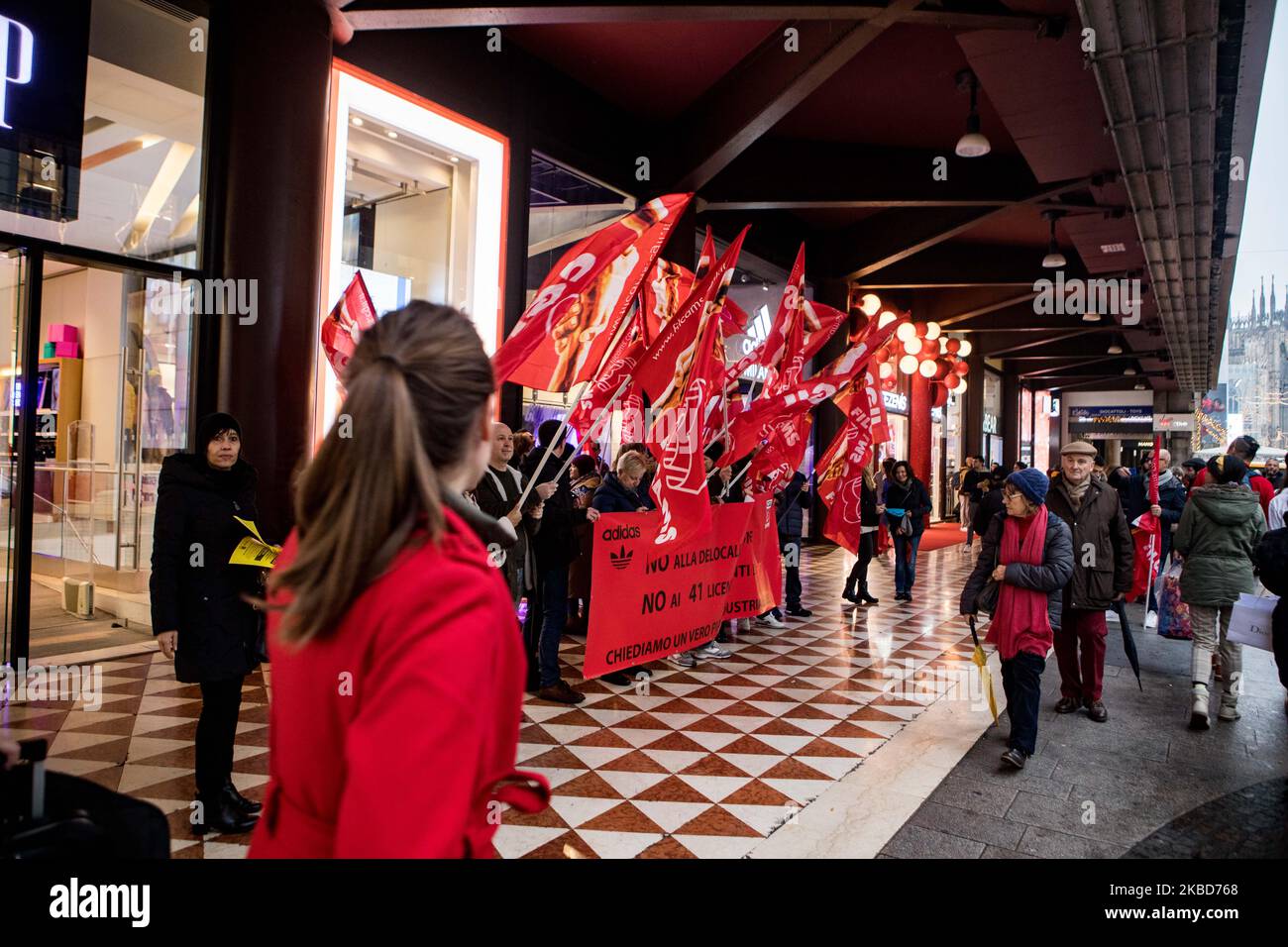 I dipendenti del noto marchio di abbigliamento Adidas protestano di fronte  al negozio Adidas di Milano contro i 41 licenziamenti dovuti al  trasferimento di alcune attività produttive in Portogallo, il 18 2019