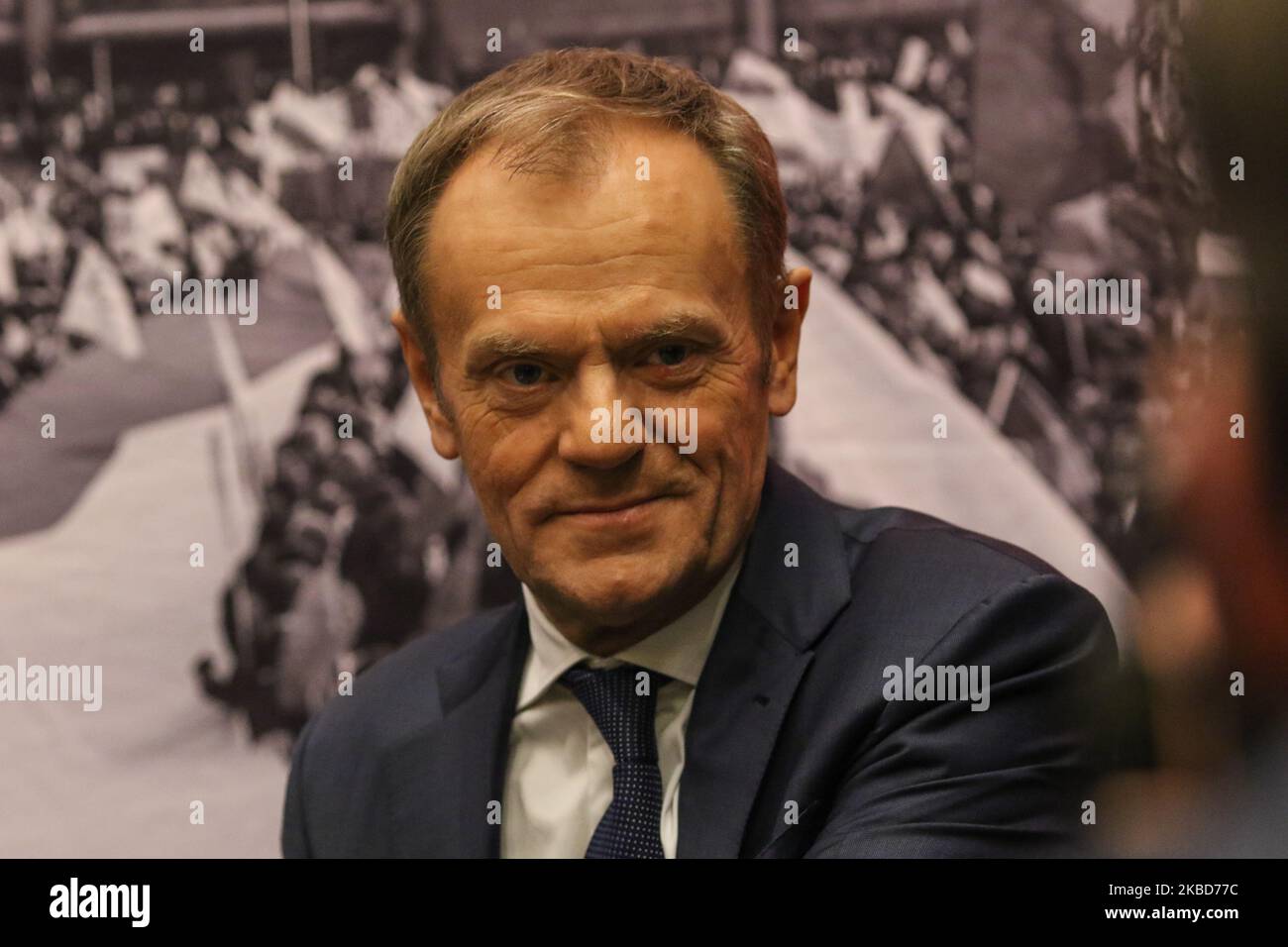 L'ex presidente del Consiglio europeo Donald Tusk firmando il suo libro 'onestamente' (Szczerze) nel Centro europeo di solidarietà è visto a Danzica, Polonia il 18 dicembre 2019 (Foto di Michal Fludra/NurPhoto) Foto Stock