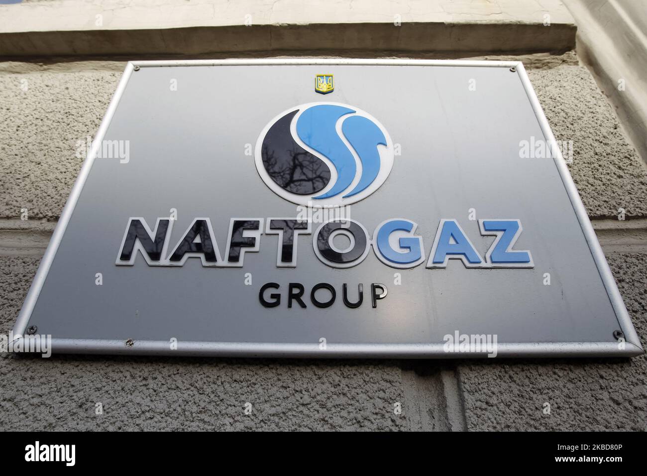 Il logo della società nazionale di petrolio e gas Naftogaz Ucraina è visto all'ingresso dell'ufficio della società, a Kyiv, Ucraina, il 18 dicembre 2019. (Foto di Str/NurPhoto) Foto Stock