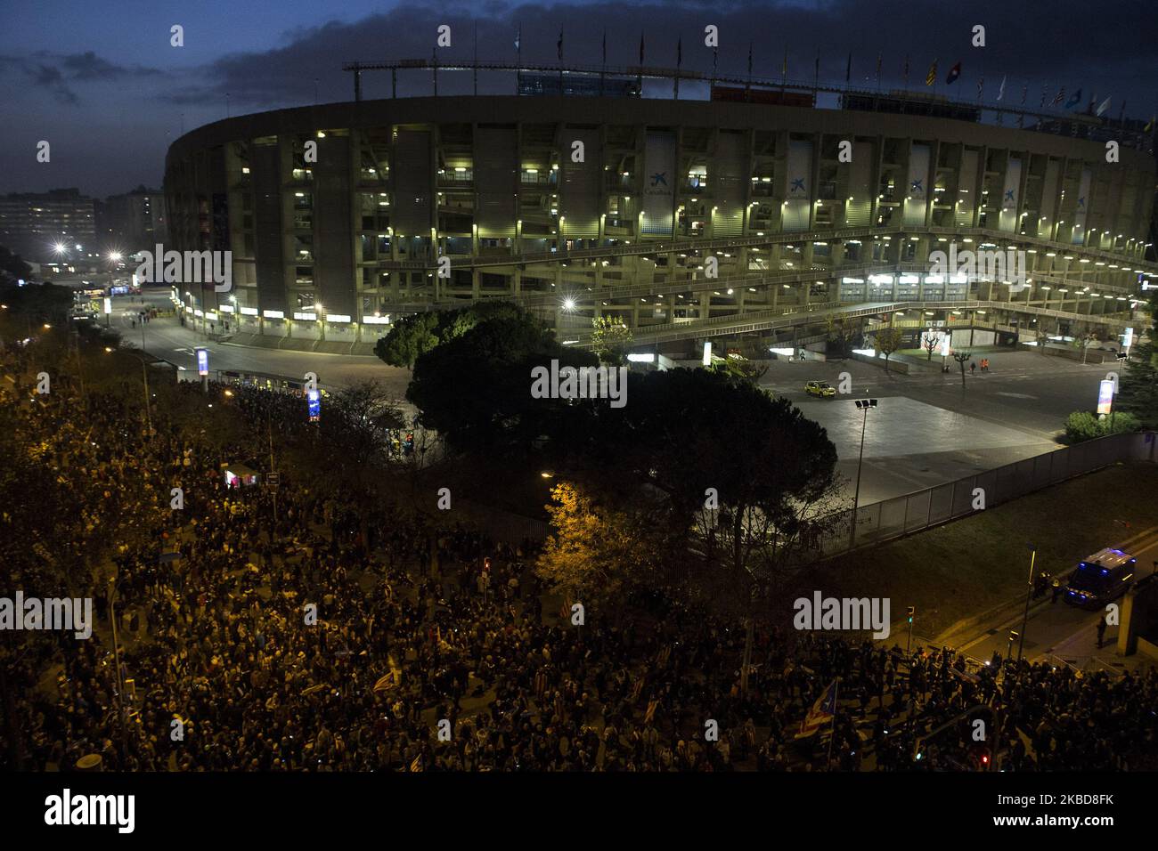 L'attivista catalano pro-indipendenza si scontra con la polizia nei pressi dello stadio Camp Nou durante la partita di campionato spagnolo FC Barcelona vs Real Madrid a Barcellona, Catalogna, Spagna, 18 dicembre 2019. (Foto di Isidre Garcia Putti/NurPhoto) Foto Stock