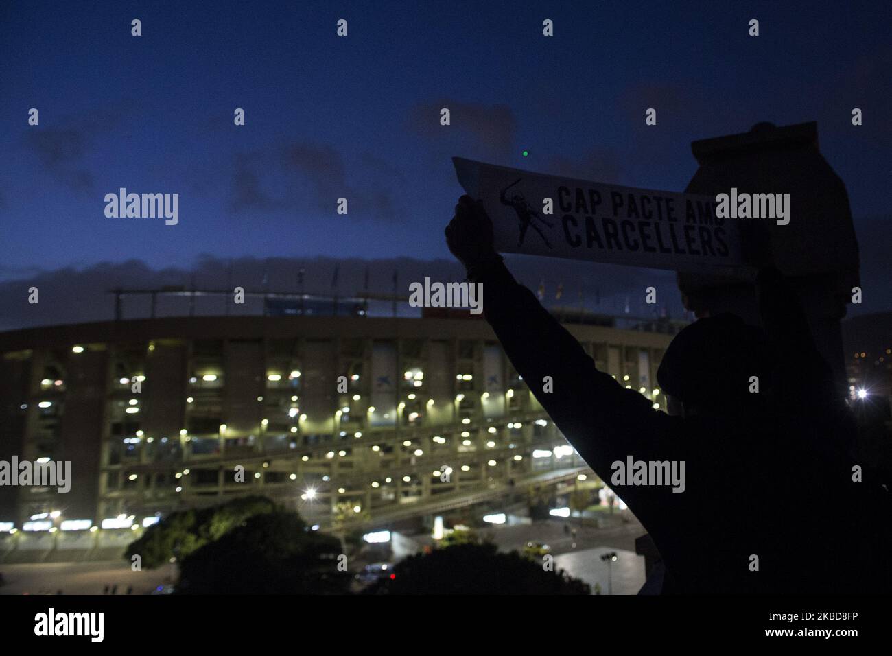 L'attivista catalano pro-indipendenza si scontra con la polizia nei pressi dello stadio Camp Nou durante la partita di campionato spagnolo FC Barcelona vs Real Madrid a Barcellona, Catalogna, Spagna, 18 dicembre 2019. (Foto di Isidre Garcia Putti/NurPhoto) Foto Stock