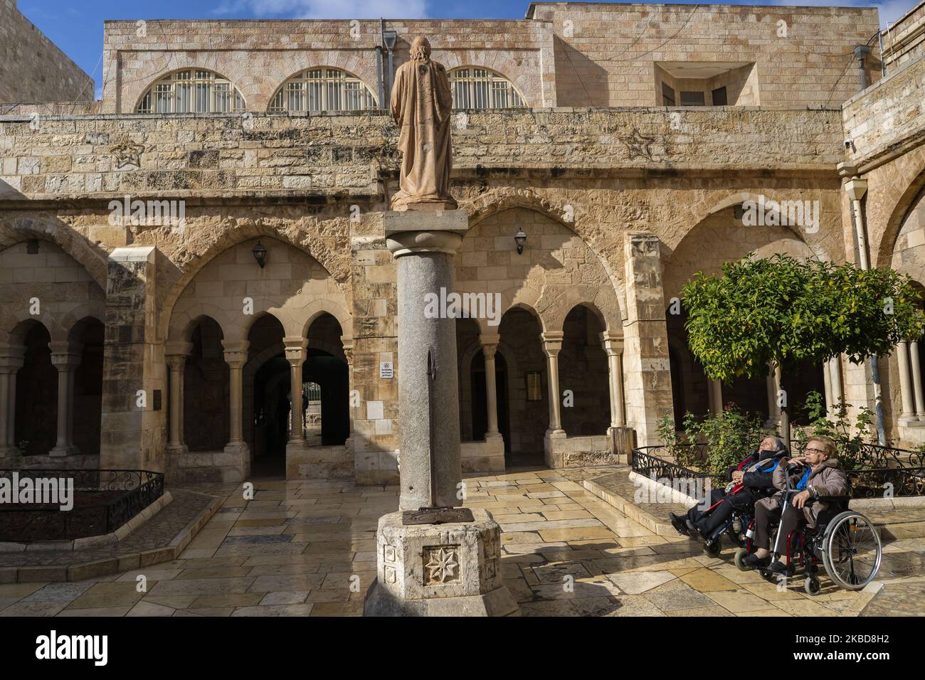 Due pellegrini, il 10 dicembre 2019, si abbronzano nel chiostro di San Jeronimo nel Tempio di Santa Catalina, un edificio religioso affiliato alla chiesa cattolica, situato nella parte settentrionale adiacente alla Basilica della Natività a Betlemme, in Cisgiordania, Palestina funziona come chiesa parrocchiale di Betlemme e monastero francescano. Sotto il tempio si trova un complesso di grotte. (Foto di Joaquin Gomez Sastre/NurPhoto) Foto Stock