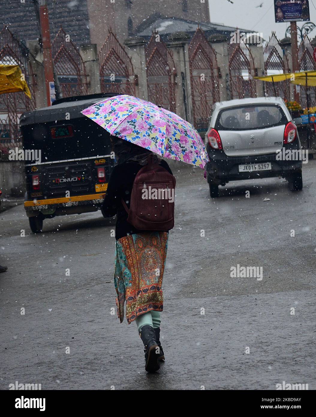 Una ragazza cammina come la neve cade a Srinagar, Kashmir il 20 dicembre 2019. (Foto di Faisal Khan/NurPhoto) Foto Stock