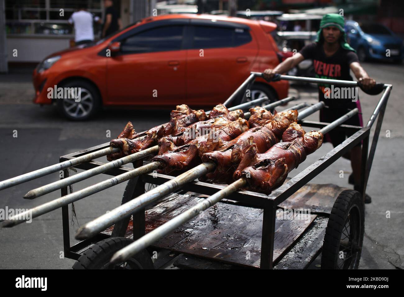 Vita quotidiana il 20 dicembre 2019 a la Loma, quartiere di Manila conosciuto come 'lecon capitale delle Filippine', è una zona molto popolare piena di griglie specializzate in lechon, maiale arrosto, uno dei piatti più famosi nelle Filippine, soprattutto nel Natale. Prima di Natale, ricevono centinaia di ordini di catering per le più cene e feste che i filippini hanno nel mese di dicembre. Cucinano oltre 200 lechons al giorno quelle settimane e hanno più di mille ordini nel dicembre 24, la vigilia di Natale. (Foto di Alejandro Ernesto/NurPhoto) Foto Stock