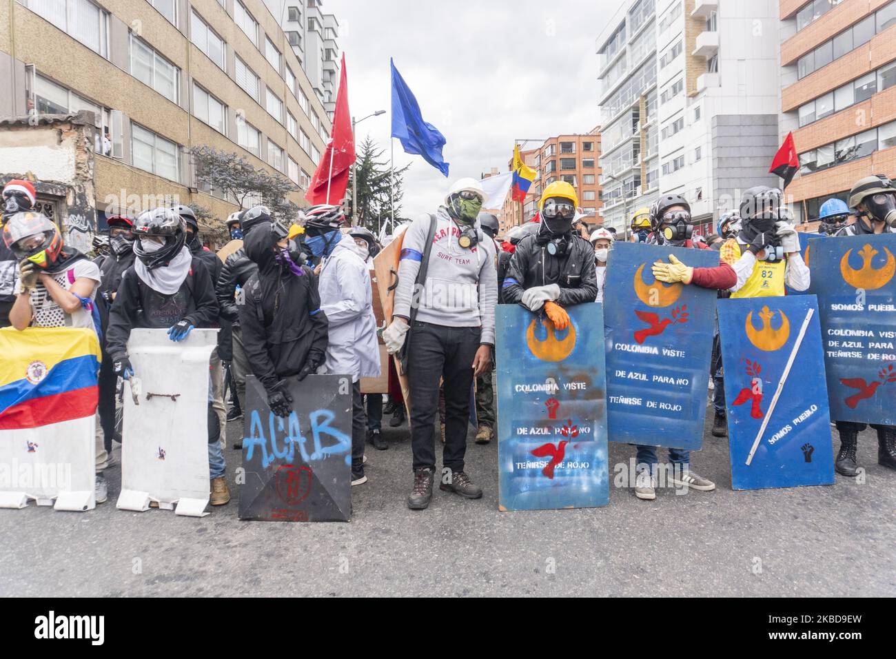 Membri della prima linea nel marzo durante lo sciopero nazionale il 19 dicembre 2019 a Bogotà, Colombia. (Foto di Daniel Garzon Herazo/NurPhoto) Foto Stock