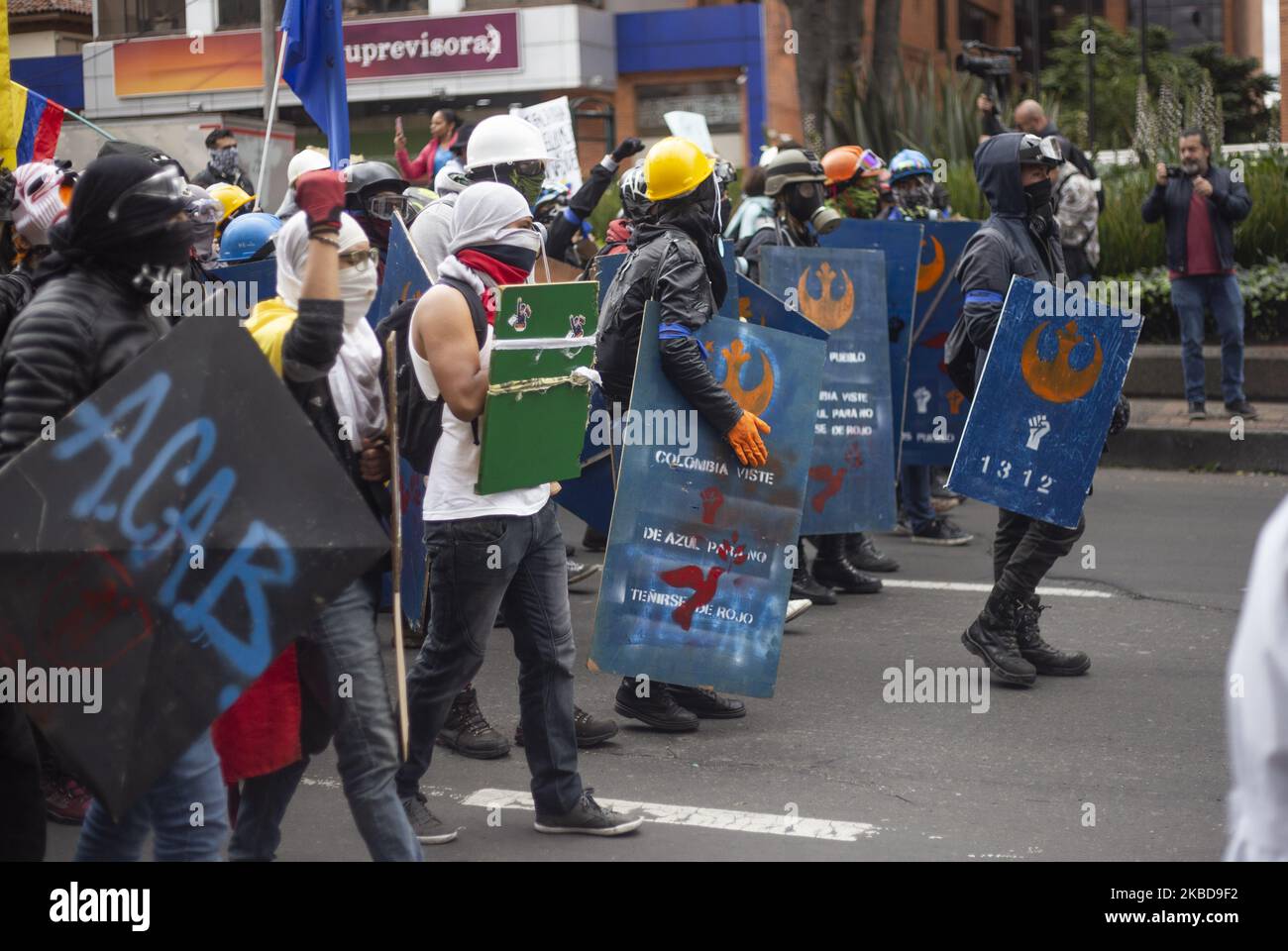 Membri della prima linea nel marzo durante lo sciopero nazionale il 19 dicembre 2019 a Bogotà, Colombia. (Foto di Daniel Garzon Herazo/NurPhoto) Foto Stock