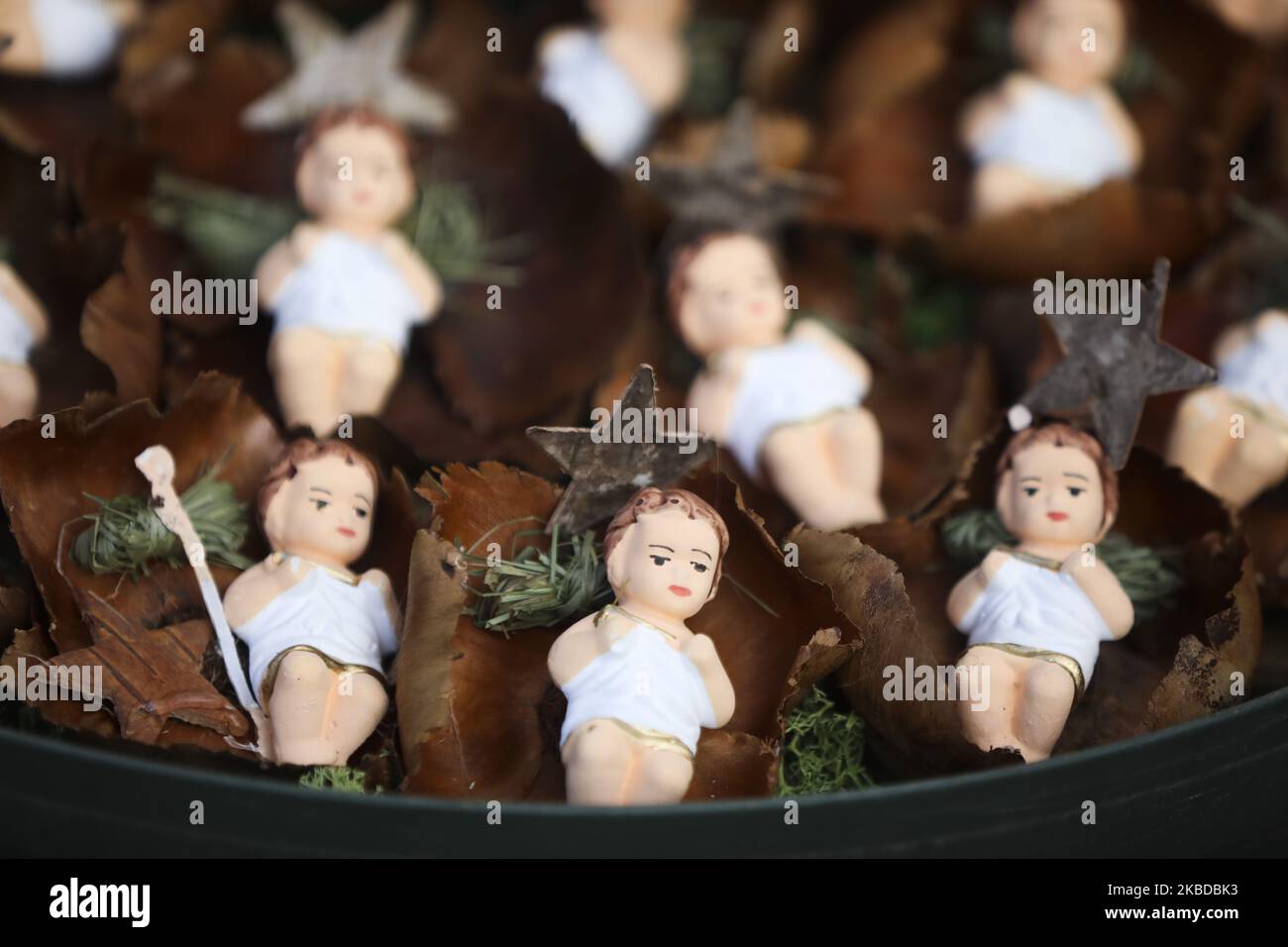 Le decorazioni del bambino Jesus sono viste al mercato di Natale a Cracovia, la Polonia il dicembre 2019. (Foto di Beata Zawrzel/NurPhoto) Foto Stock