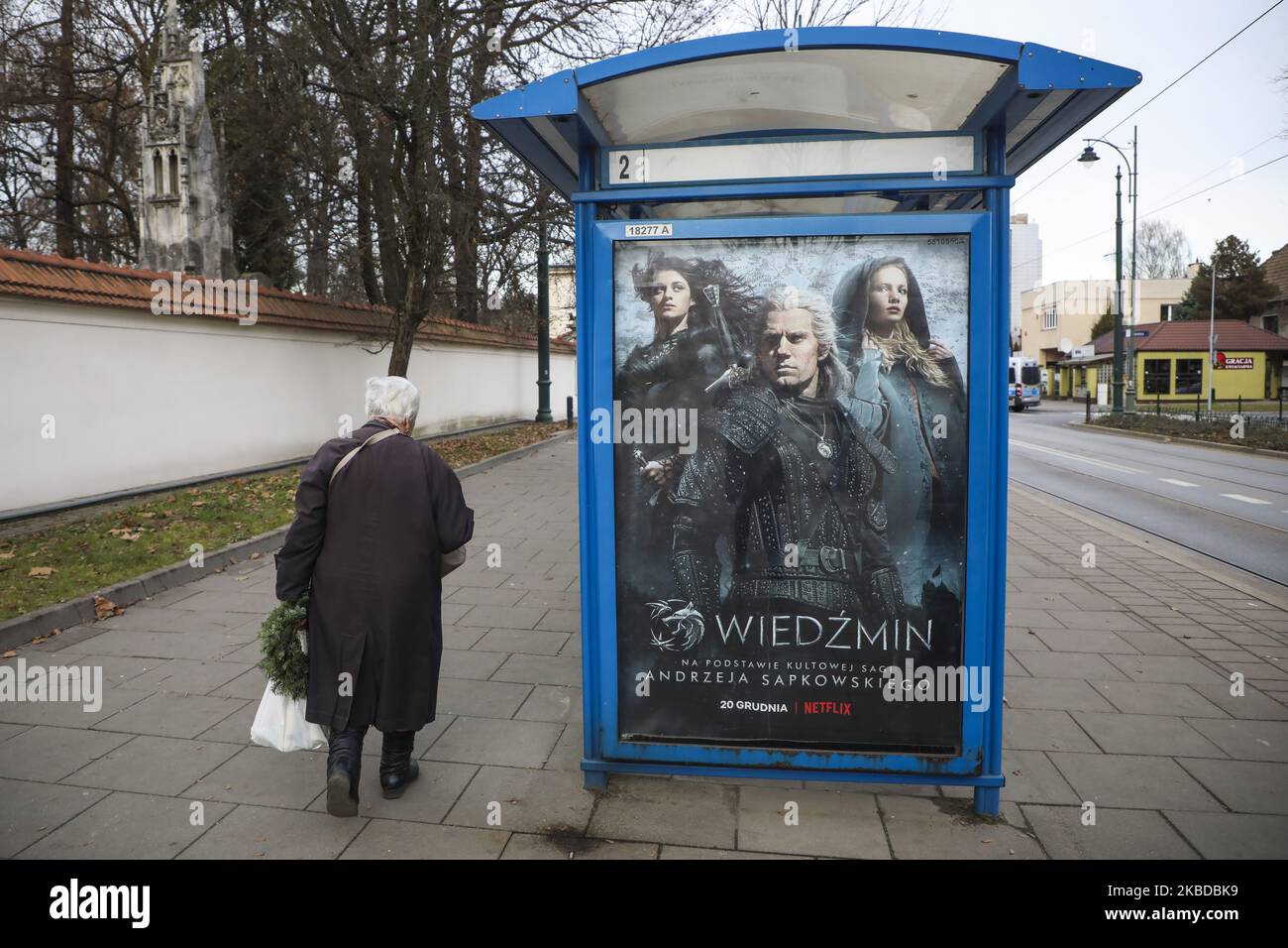 A poster promoting 'The Witcher' Netflix television series is seen at a bus stop in Krakow, Poland on 20 December, 2019. Netflix 'The Witcher' (Polish: Wiedzmin) created by Lauren Schmidt Hissrich and starring Henry Cavill, Anya Chalotra and Freya Allan is based on the book series of the same name by Polish writer Andrzej Sapkowski. (Photo by Beata Zawrzel/NurPhoto) Foto Stock