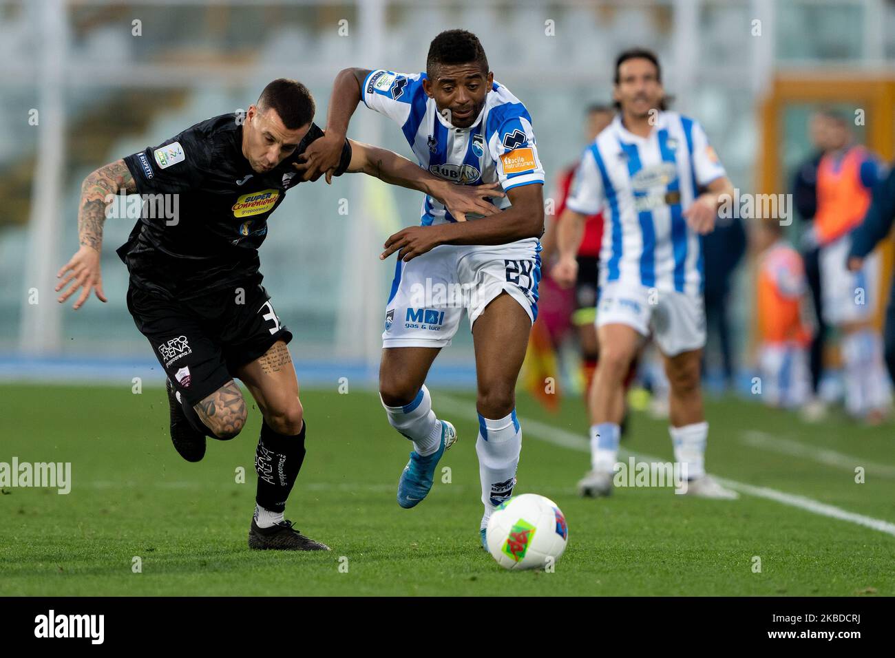 Jos Machin di Pescara Calcio 1936 e Marco Moscati di Trapani Calcio 1905 si battono per la palla durante la partita italiana della Serie B 2019/2020 tra Pescara Calcio 1936 e Trapani Calcio 1905 allo Stadio Adriatico Giovanni Cornacchia il 22 dicembre 2019 a Pescara, Italia. (Foto di Danilo di Giovanni/NurPhoto) Foto Stock