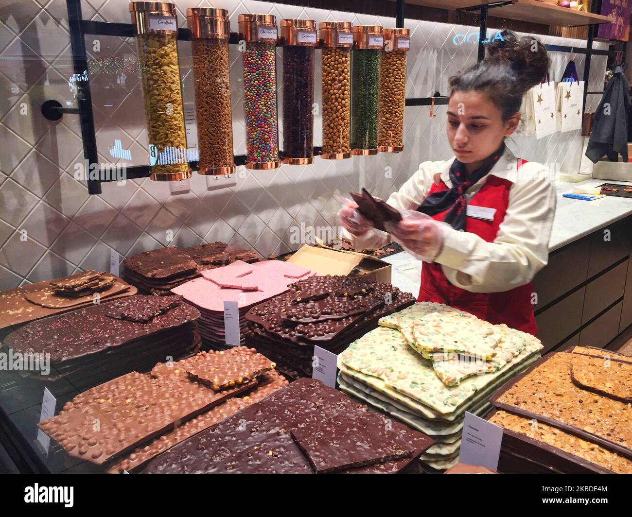 L'operaio sceglie alcuni dei cioccolatini eleganti e dolci al negozio svizzero di cioccolato di Ladierach a Toronto, Ontario, Canada. (Foto di Creative Touch Imaging Ltd./NurPhoto) Foto Stock