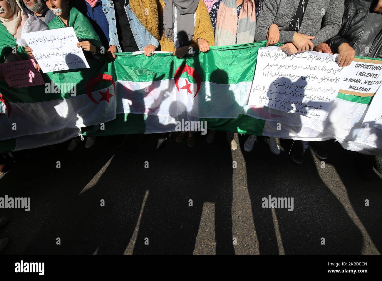 Gli algerini cantano slogan mentre marciano durante una manifestazione anti-governativa ad Algeri, Algerino, 24 dicembre 2019 (Foto di Billal Bensalem/Nuralem Foto) Foto Stock