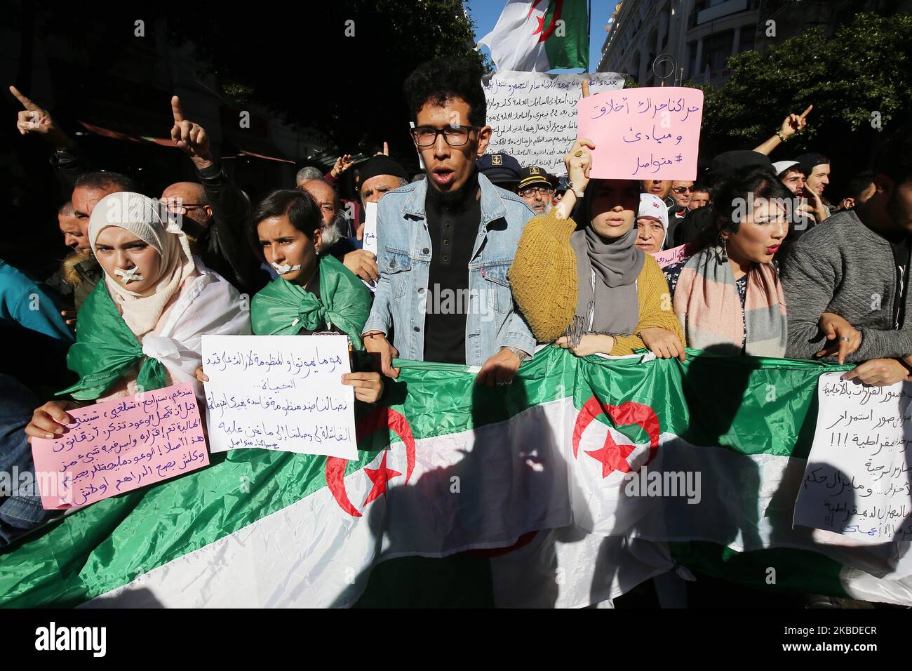 Gli algerini cantano slogan mentre marciano durante una manifestazione anti-governativa ad Algeri, Algerino, 24 dicembre 2019 (Foto di Billal Bensalem/Nuralem Foto) Foto Stock