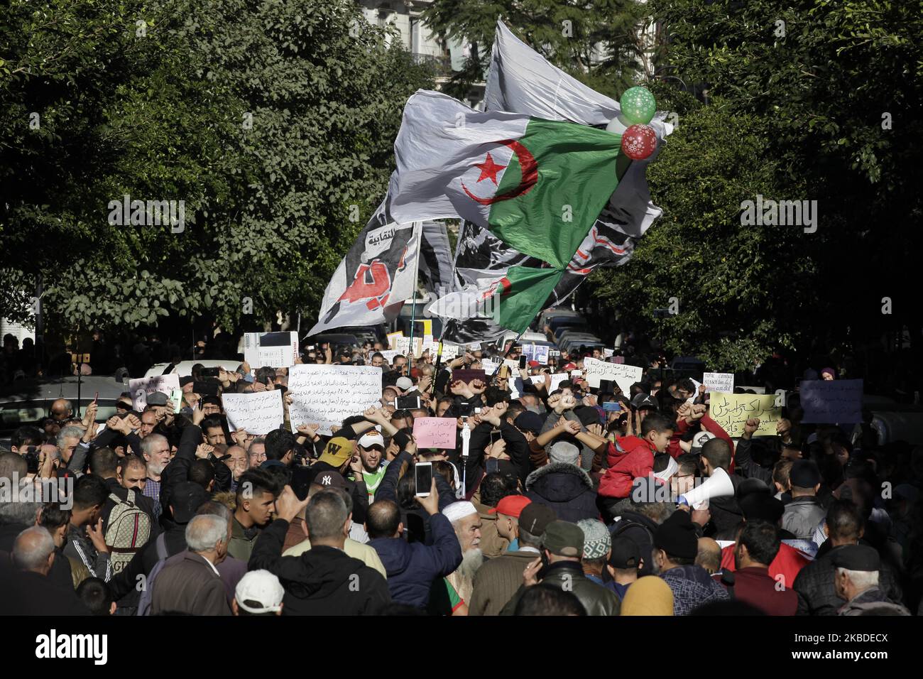 Gli algerini cantano slogan mentre marciano durante una manifestazione anti-governativa ad Algeri, Algerino, 24 dicembre 2019 (Foto di Billal Bensalem/Nuralem Foto) Foto Stock