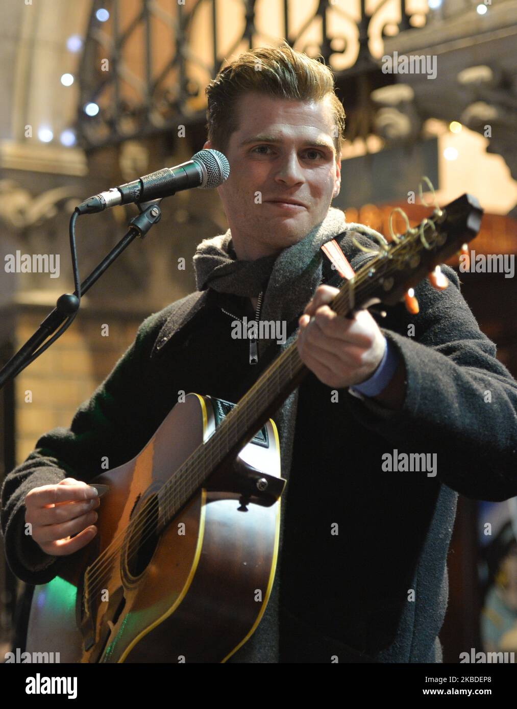 Alfie Hudson-Taylor si esibisce nell'annuale busk della vigilia di Natale in aiuto della Dublin Simon Community al di fuori del Gaiety Theater di Dublino. Centinaia hanno partecipato al concerto annuale di busking sperando di vedere il front man U2 Bono. Martedì 24 dicembre 2019 a Dublino, Irlanda. (Foto di Artur Widak/NurPhoto) Foto Stock