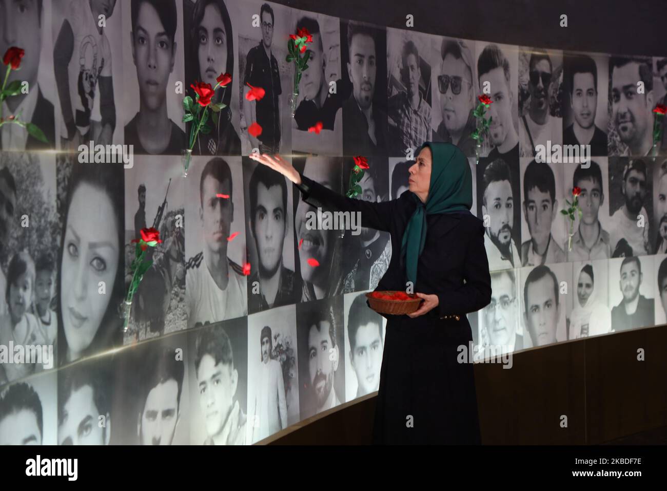 Maryam Rajavi, il Presidente eletto del Consiglio Nazionale di resistenza dell'Iran (NCRI), si è Unito a migliaia di membri del dissidente Mujahedin-e Khalq (MEK) in una cerimonia tenutasi ad Ashraf-3, Durres, in Albania il 19 dicembre 2019, per commemorare i 40 giorni dei 1.500 manifestanti uccisi durante le proteste di novembre in Iran. (Foto di Siavosh Hosseini/NurPhoto) Foto Stock
